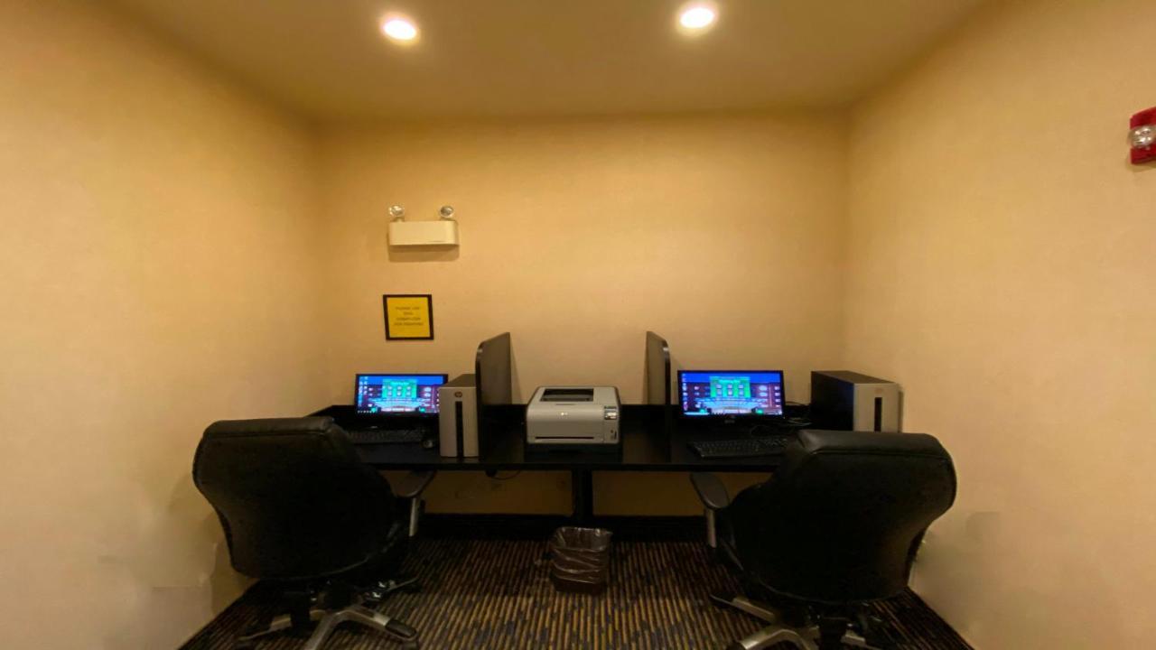 Holiday Inn Express Hotel & Suites Swift Current By Ihg Bagian luar foto