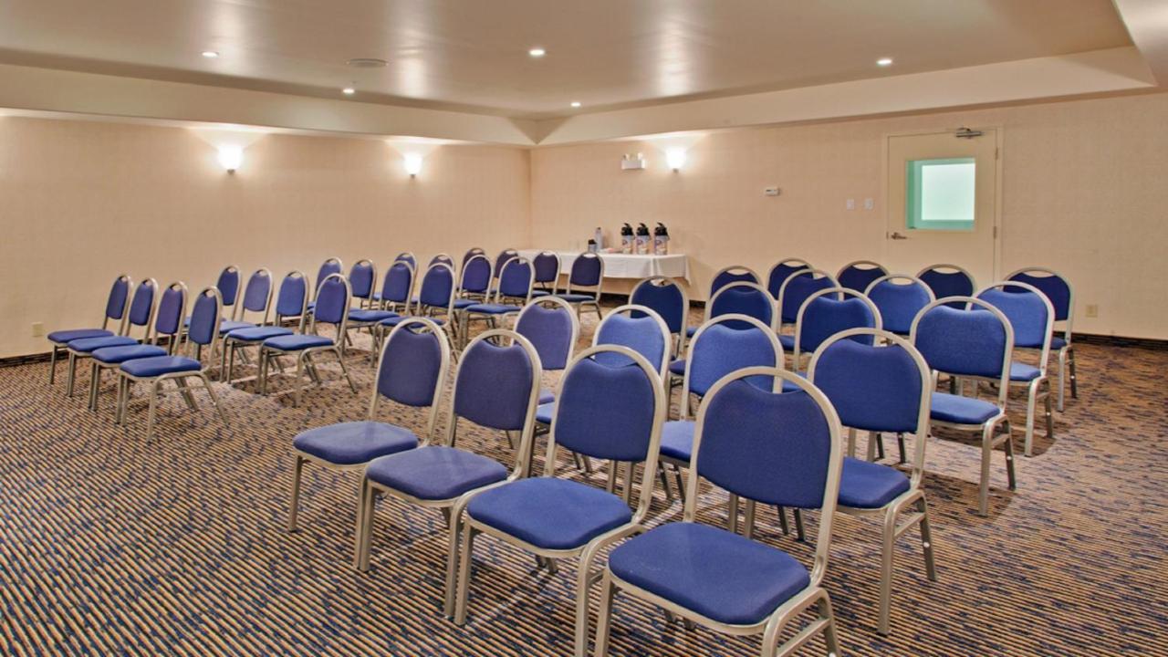 Holiday Inn Express Hotel & Suites Swift Current By Ihg Bagian luar foto